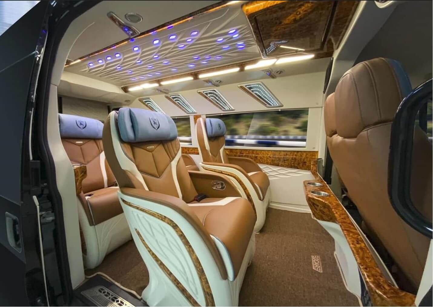 Dịch vụ thuê xe limousine 9 chỗ Hà Nội