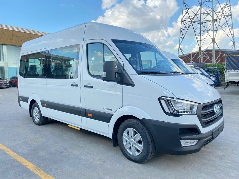 Tài xế xe 16 chỗ VIP Cars Hà Nội chuyên nghiệp, lịch sự, đúng giờ